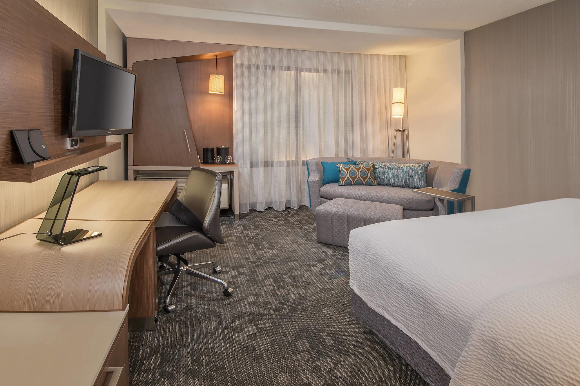 Courtyard By Marriott Atlanta Alpharetta/Avalon Area Hotel Exterior photo