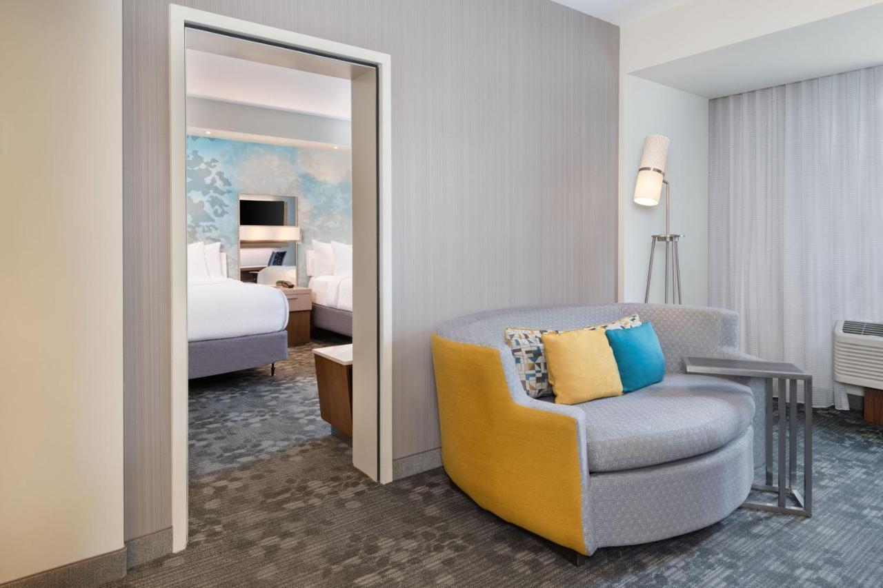 Courtyard By Marriott Atlanta Alpharetta/Avalon Area Hotel Exterior photo