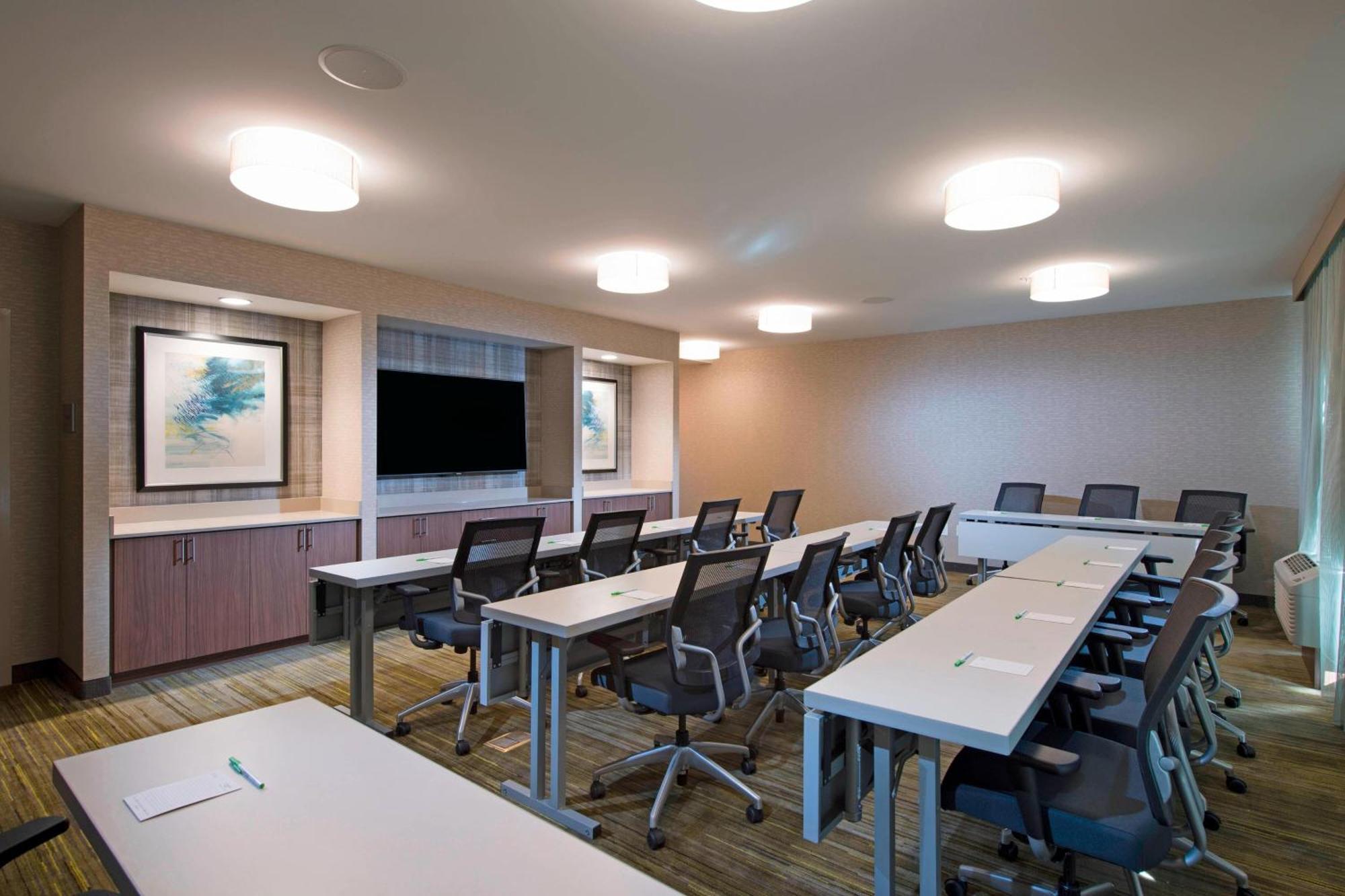 Courtyard By Marriott Atlanta Alpharetta/Avalon Area Hotel Exterior photo
